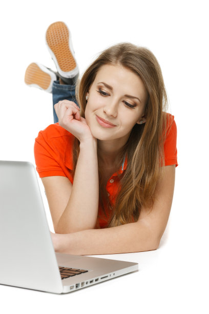 随便一个女人躺在地板上拿着笔记本电脑图片下载