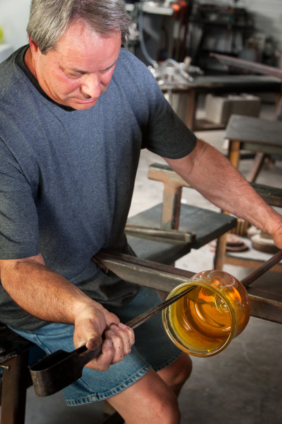 学生制作玻璃花瓶图片下载