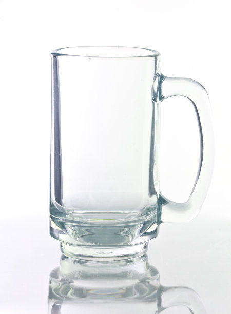 空啤酒杯孤立在白色背景。图片下载