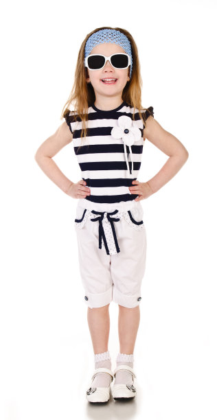 可爱的微笑小女孩戴着太阳镜孤立图片下载