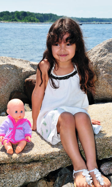 坐在岩石上图片下载