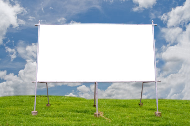 草地上的木板。图片下载