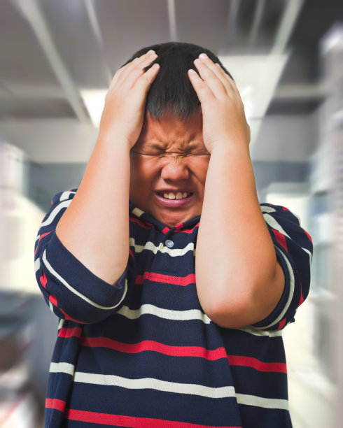 患有偏头痛的亚洲男孩图片下载