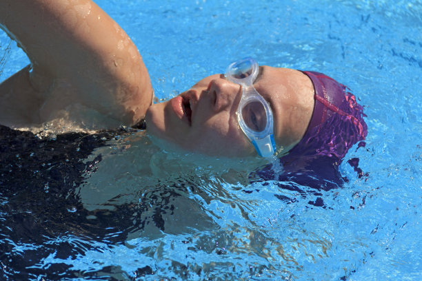 游泳运动员在运动图片下载