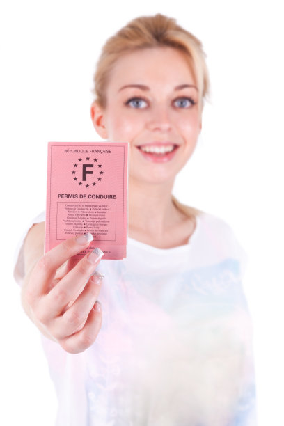 快乐的白人少女在看她的驾照图片下载