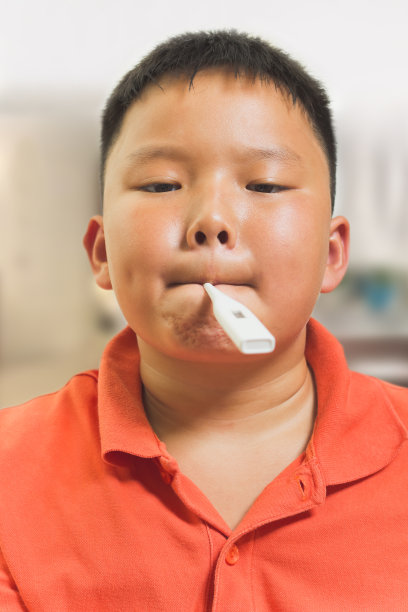 带着电子温度计的亚洲小孩图片下载
