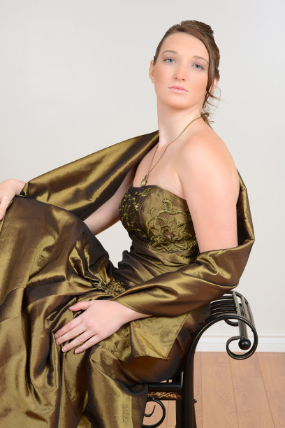 女孩坐在黑色的长凳上图片下载