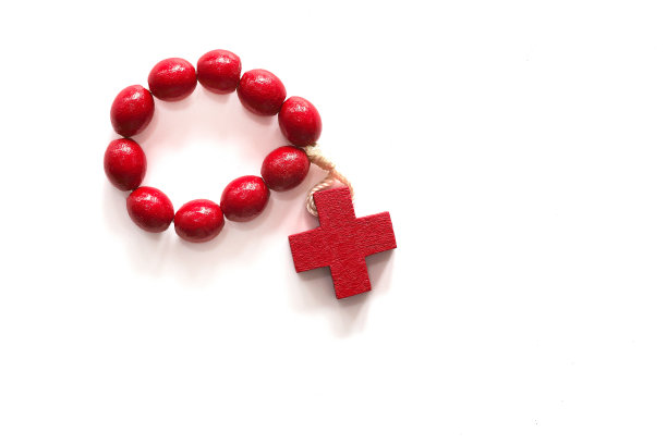 白色背景上的红色小念珠图片下载