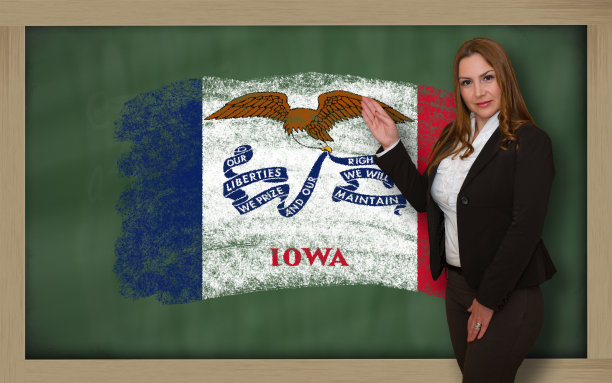 老师在黑板上展示爱荷华州的旗帜，以作演示标记图片下载