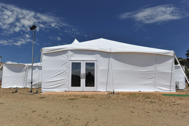 带玻璃门的帐篷在田野里图片下载