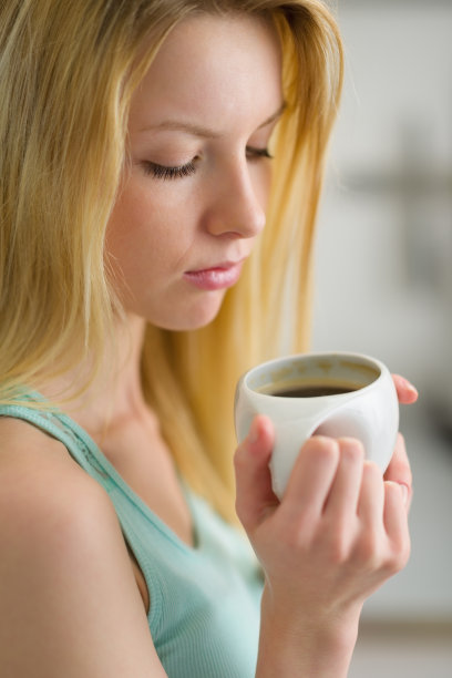 年轻女子早上喝咖啡的肖像图片下载