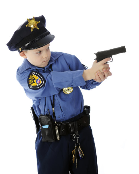 年轻的警察射击图片下载