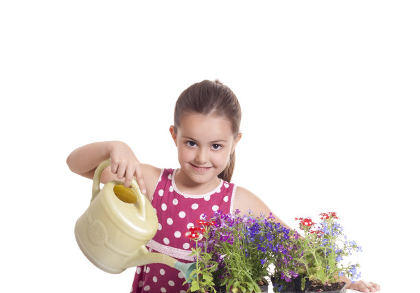 小女孩拿着水桶和花图片下载