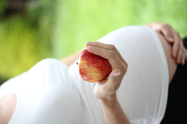 一个孕妇拿着苹果图片下载