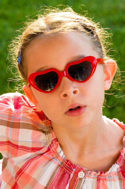 戴墨镜的七岁小女孩图片下载