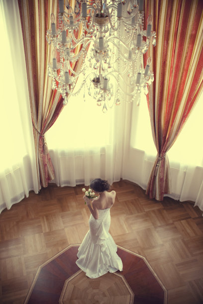 美丽的新娘在室内图片下载