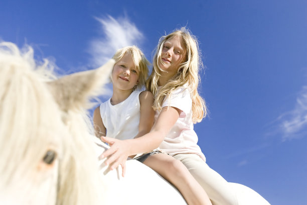 两个女孩骑在马上图片下载