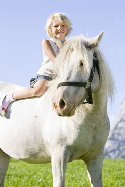 骑着小马的孩子图片下载