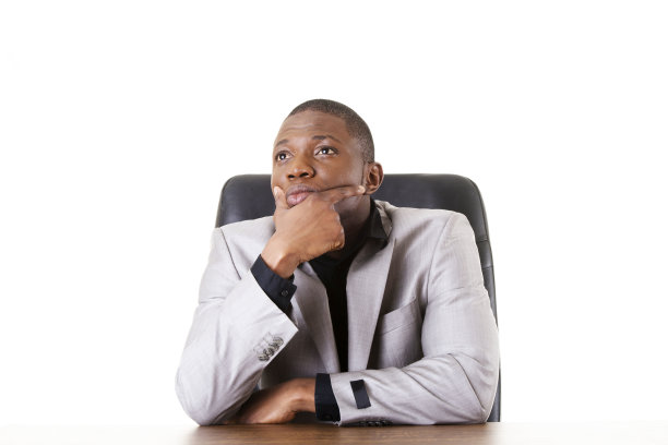 坐在桌子后面思考的商人图片下载