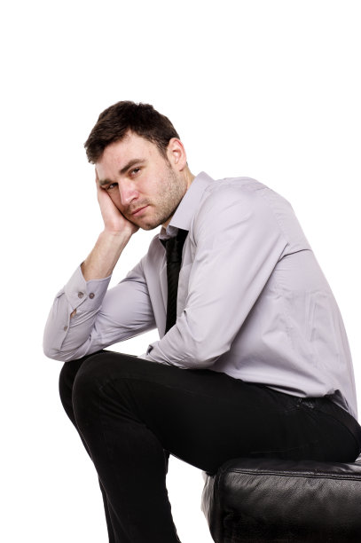 商人独自坐在白色的椅子上，看起来很沮丧图片下载