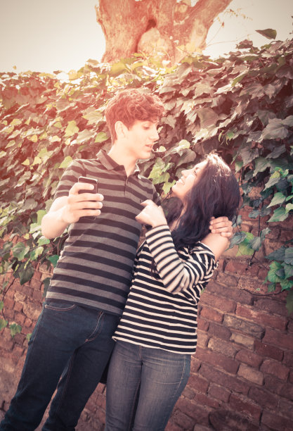 年轻夫妇看手机图片下载