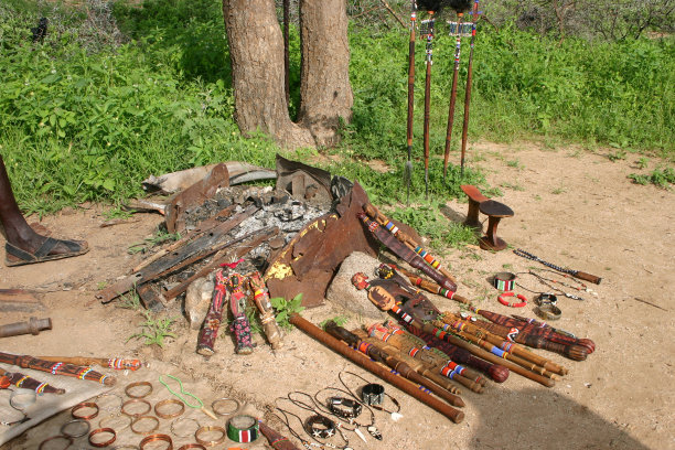 桑布鲁酋长在他的商店里出售武器和工艺品，肯尼亚图片下载