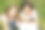 快乐大学女学生坐在户外的草地上图片下载