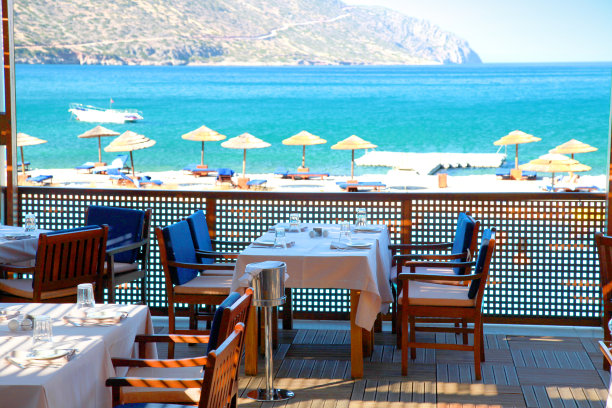 户外餐厅在海滩平台(克里特岛，希腊)。图片下载