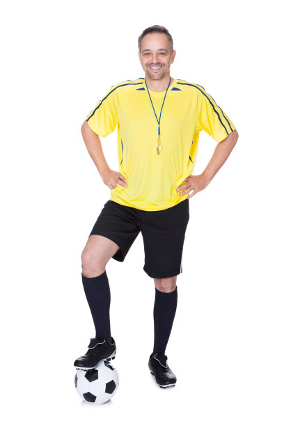 一个快乐的足球运动员与足球的肖像图片下载