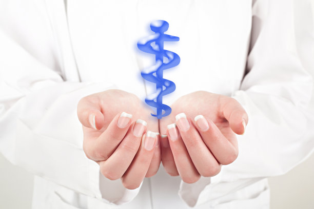 手持健康标志的女医生图片下载