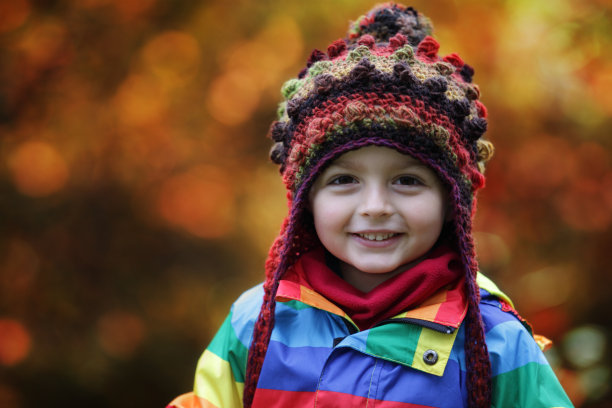 秋天的男孩公园设置图片下载
