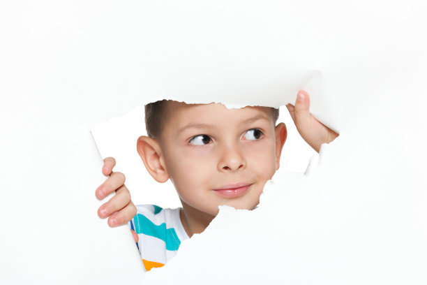 好奇的小男孩图片下载