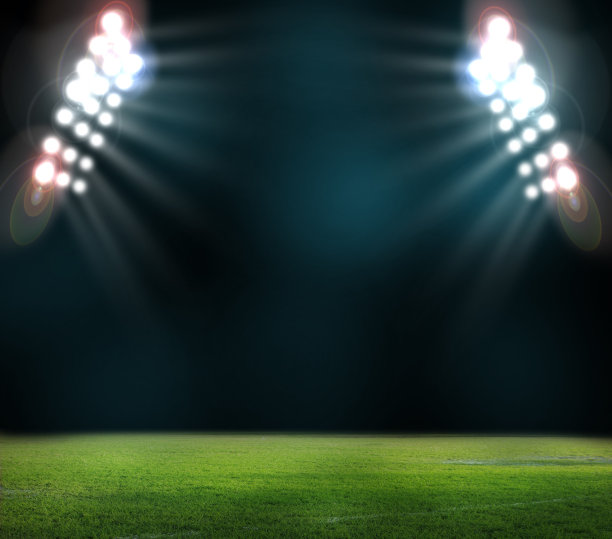 晚上体育场的灯光照在球场上图片下载