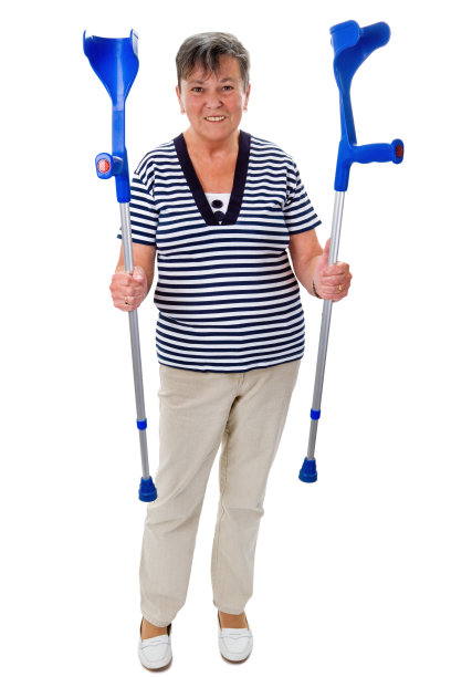 拄着拐杖的老妇人图片下载