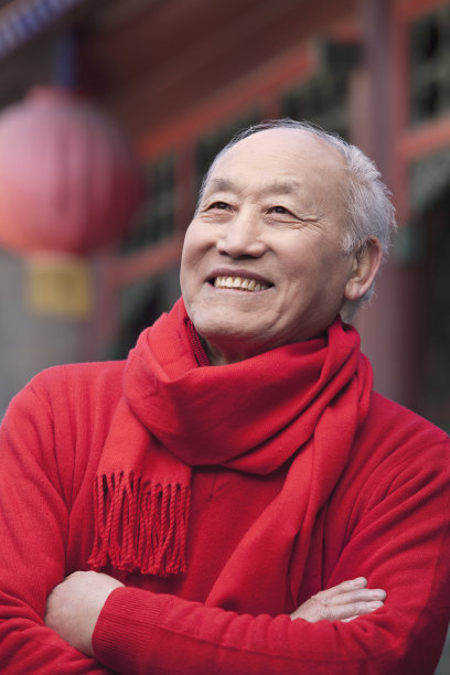 身穿中式庭院传统服饰的年长男人素材图片