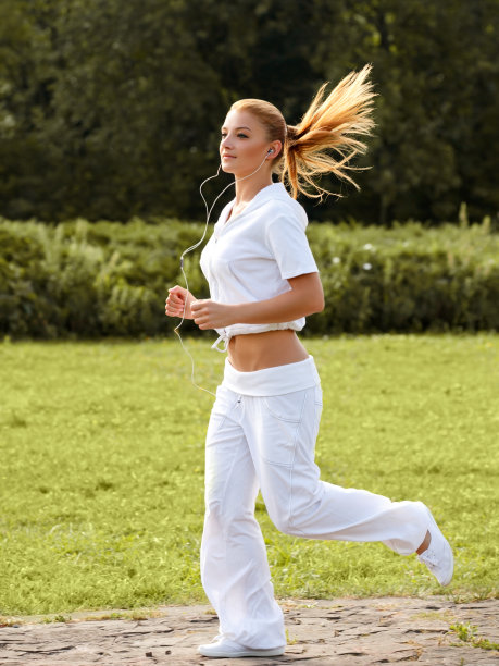 运动员在公园里进行马拉松训练。健康的女孩图片下载