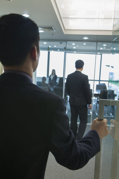 商人走进办公室图片下载