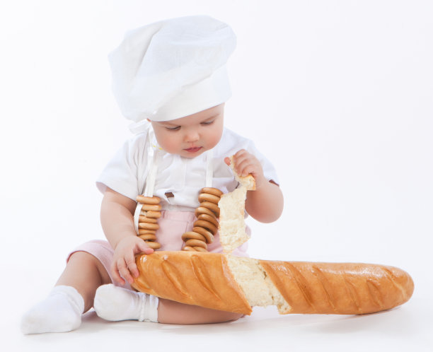 小面包师掰下一片面包图片下载