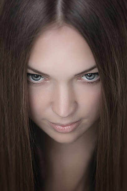 年轻美丽的女人的特写肖像图片下载