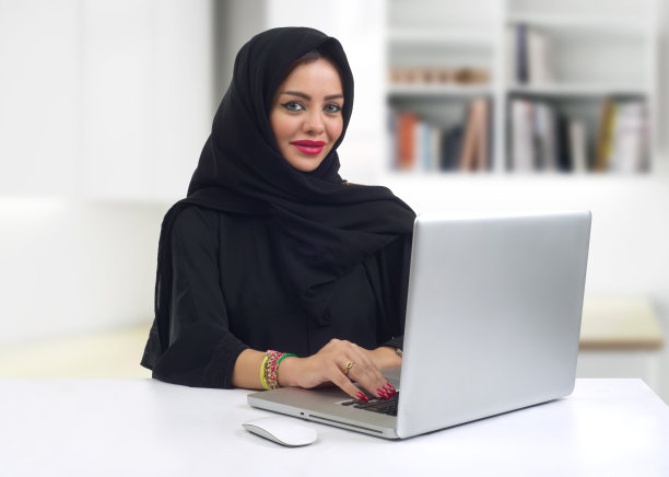 一位阿拉伯女商人在办公室里用笔记本电脑工作图片下载