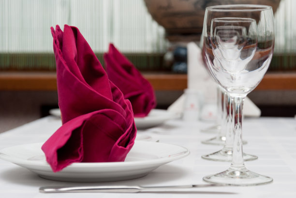 餐厅的餐桌安排图片下载