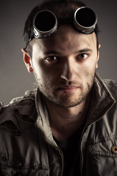 戴焊接护目镜的人图片下载