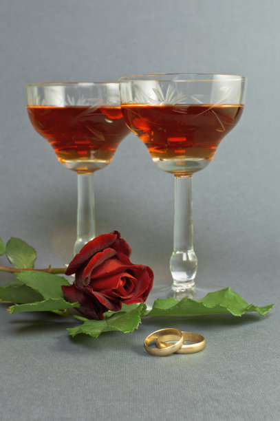 结婚戒指配两杯酒。图片下载