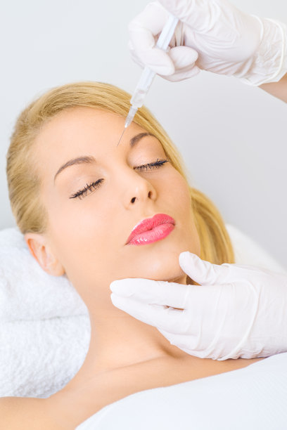 前额注射肉毒杆菌的年轻美女，图片下载