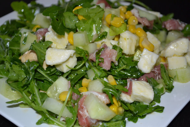 芝麻菜、玉米和火腿的沙拉图片下载