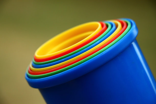 绿色背景的彩色塑料儿童玩具图片下载