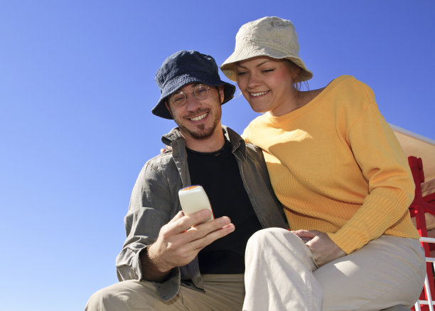 一对情侣在看手机图片下载