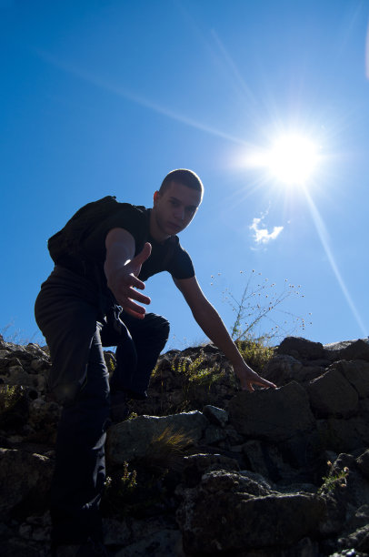 徒步旅行者伸向你的手图片下载