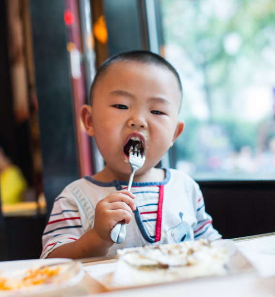 亚洲男孩正在用餐图片下载