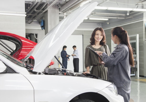 汽车修理店的机械师和客户图片下载